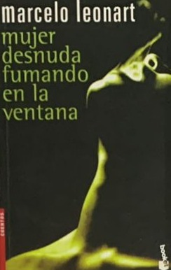 Mujer desnuda fumando en la ventana