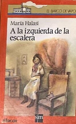 A la izquierda de la escalera