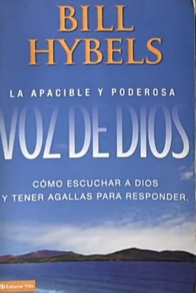 La Apacible y Poderosa Voz de Dios: Cómo escuchar a Dios y tener agallas para responder. 