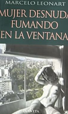 Mujer desnuda fumando en la ventana