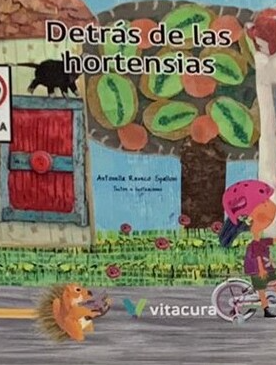 Detrás de las hortensias