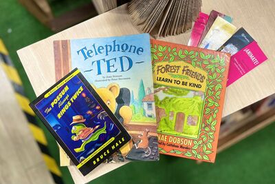 Pack Literario Infantil: Contiene variedad de 3 libros sorpresa en idioma Ingles.